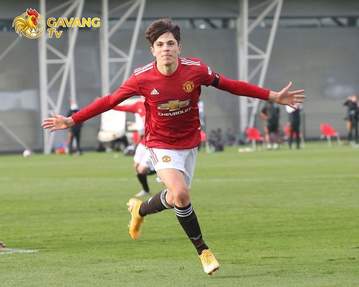 Alejandro Garnacho tự tin ăn mừng bàn thắng mang dáng dấp của thần tượng Ronaldo, khẳng định khát khao kế thừa chiếc áo số 7 huyền thoại tại sân Old Trafford.